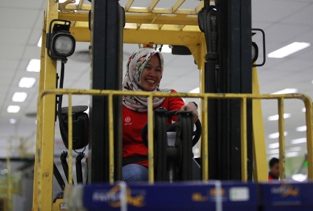 Jadi Tulang Punggung Keluarga, Perempuan ini Kemudikan Forklift